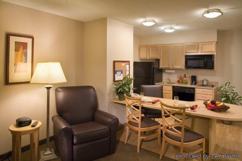 Candlewood Suites Milwaukee Brown Deer, An Ihg Hotel Room photo